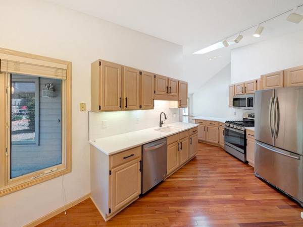 18758 Clear View LN, Minnetonka, MN 55345