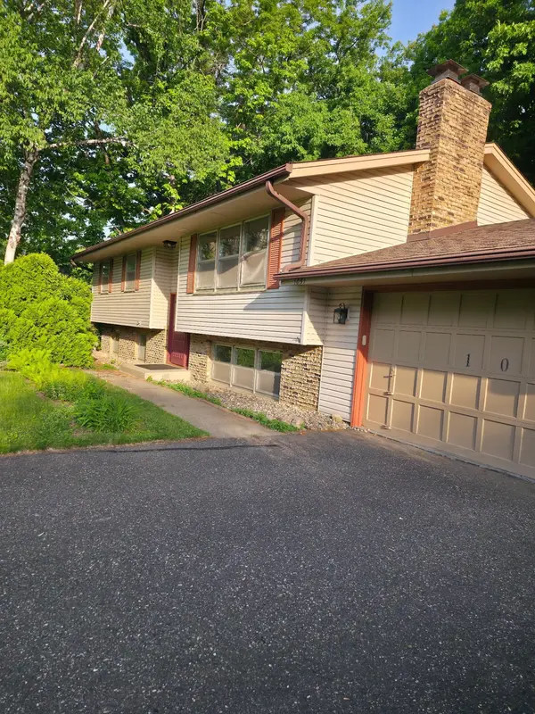 1051 Tiller LN, Shoreview, MN 55126
