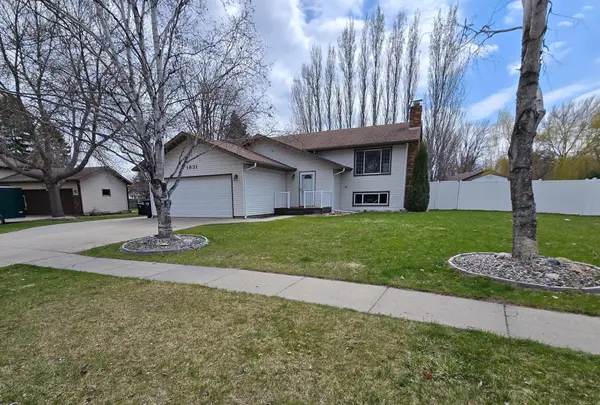 1831 Prairie LN S, Fargo, ND 58103