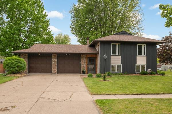 840 Cortland DR, Apple Valley, MN 55124