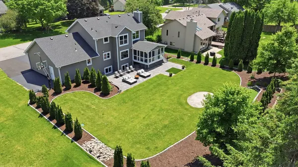 2734 Shadow Wood CT, Chaska, MN 55318