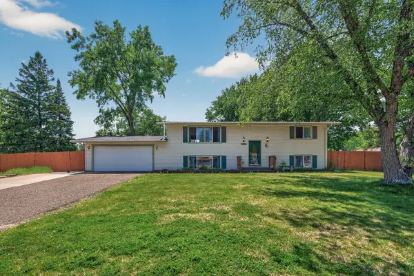 6857 8th Street LN N, Oakdale, MN 55128