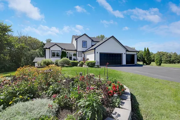 774 Oriole LN, Hudson, WI 54016