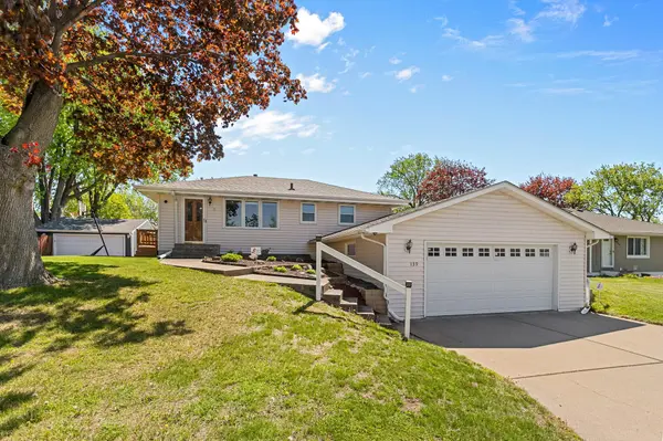 139 Greenway AVE N, Oakdale, MN 55128