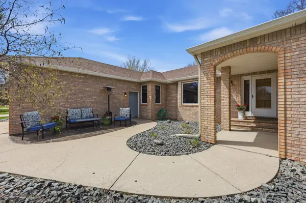 3102 Par ST N, Fargo, ND 58102