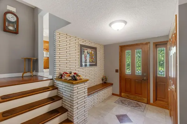 101 Timberland DR, Burnsville, MN 55337