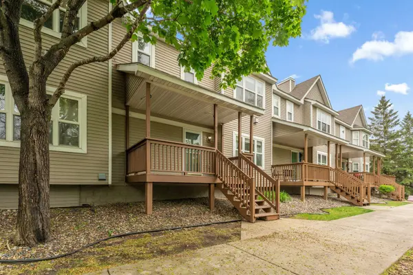 29 River Bend PL, Chaska, MN 55318