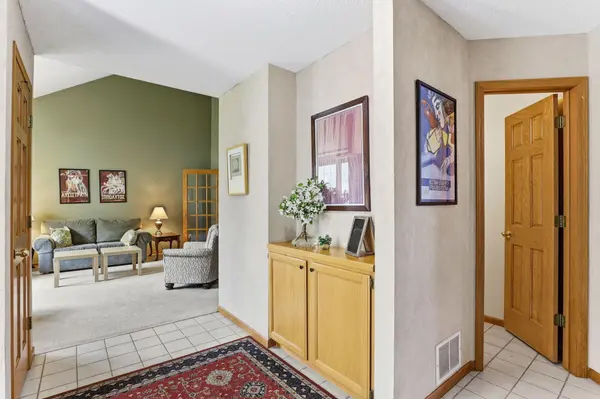8777 Cottonwood LN, Eden Prairie, MN 55347