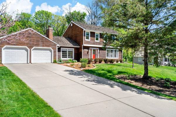 8660 Black Maple DR, Eden Prairie, MN 55344