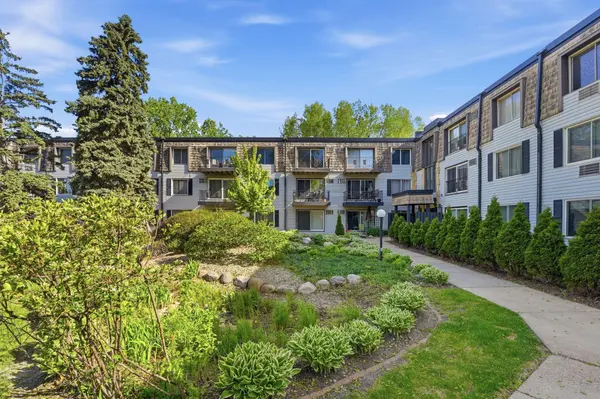 183 Little Canada RD E #305, Little Canada, MN 55117
