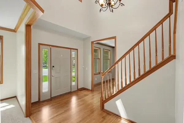 2350 Fawn Hill CT, Chanhassen, MN 55317