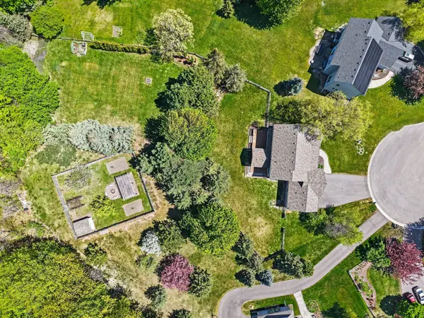 2350 Fawn Hill CT, Chanhassen, MN 55317
