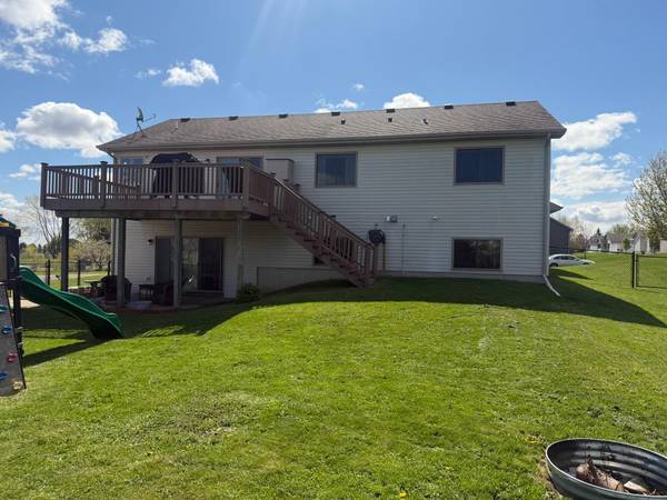 125 Sandstone DR NW, Eyota, MN 55934