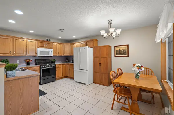 1038 Prairie View DR SW, Hutchinson, MN 55350
