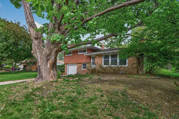 3104 Mildred DR, Roseville, MN 55113
