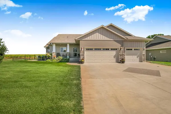 932 Waters Edge CIR,  Avon,  MN 56310