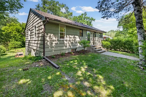 1115 W Medicine Lake DR, Plymouth, MN 55441
