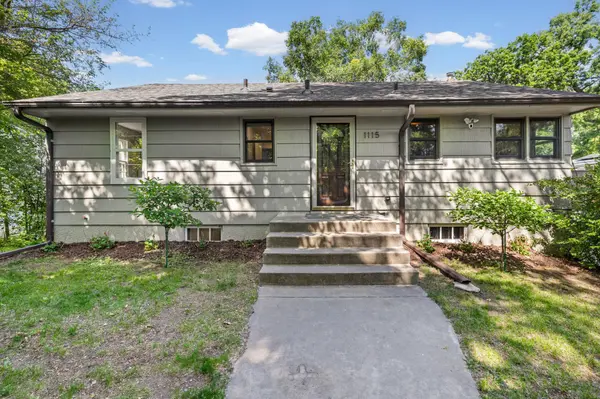 1115 W Medicine Lake DR, Plymouth, MN 55441