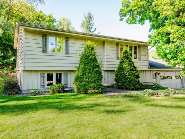 688 W Wentworth AVE, Mendota Heights, MN 55118
