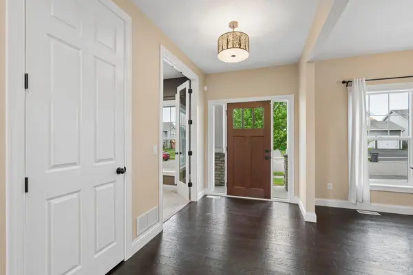 1202 Rosemary LN, Chaska, MN 55318