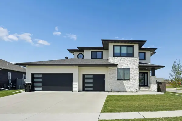 2402 N Pond DR E, West Fargo, ND 58078