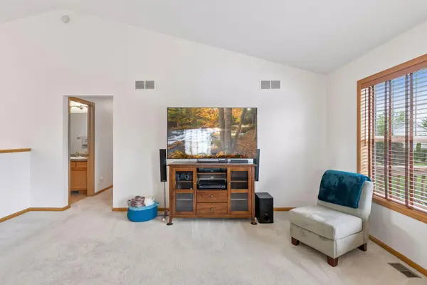 909 Basenji Curve, Shakopee, MN 55379