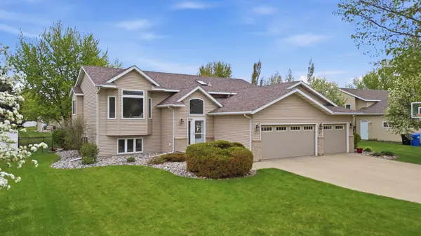 3327 46 AVE S, Fargo, ND 58104