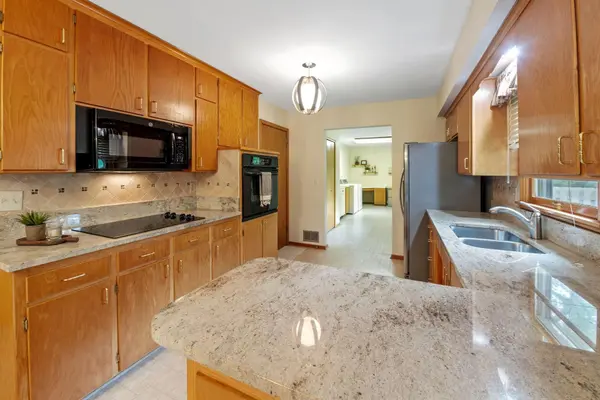 2924 Spring View LN, Mounds View, MN 55112