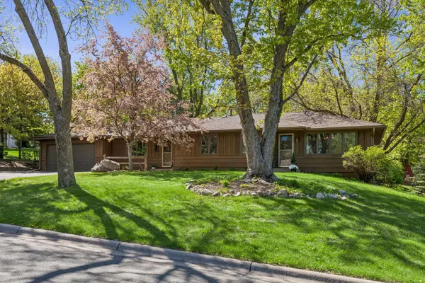 1105 Lakeview DR, Burnsville, MN 55337