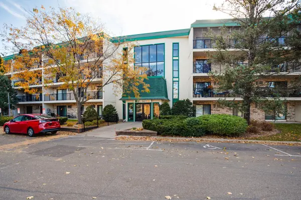 10401 Cedar Lake RD #215, Minnetonka, MN 55305