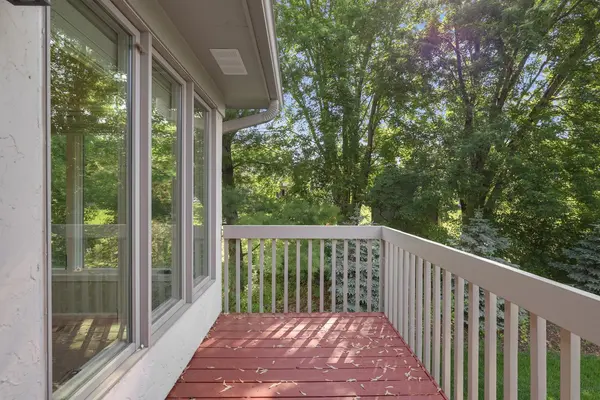 8313 Essex RD, Chanhassen, MN 55317