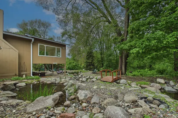 10460 Buckingham DR, Eden Prairie, MN 55347