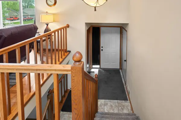 2408 Crestmount LN, Burnsville, MN 55306
