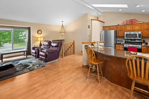 2408 Crestmount LN, Burnsville, MN 55306