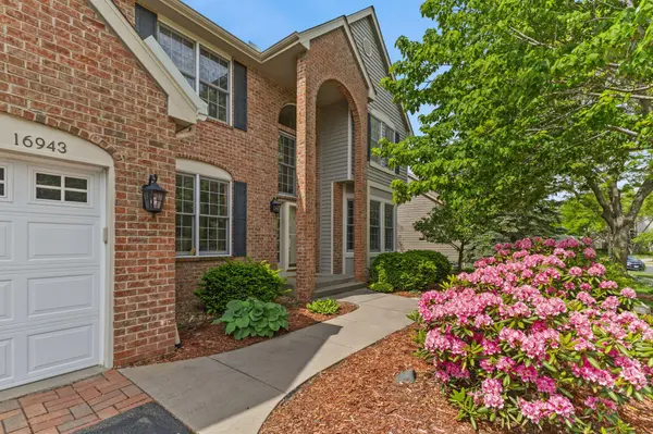 16943 Candlewood Pkwy, Eden Prairie, MN 55347