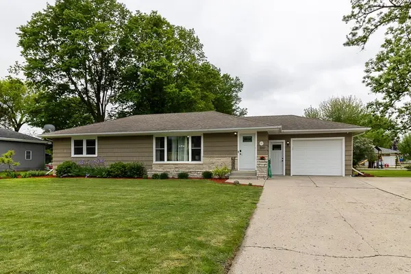 360 N Park AVE, Le Center, MN 56057