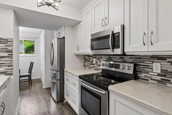 47 River Woods LN, Burnsville, MN 55337
