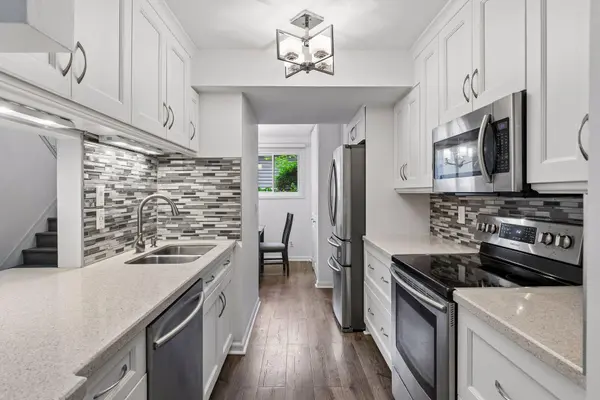 47 River Woods LN, Burnsville, MN 55337