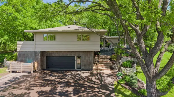 7121 Schey DR, Edina, MN 55439