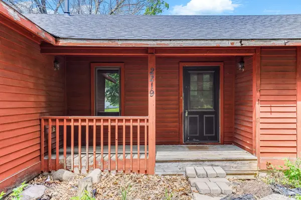 2219 Vivian LN, Saint Paul, MN 55119