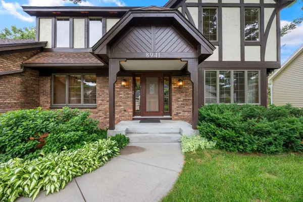 8941 Hunters TRL, Woodbury, MN 55125