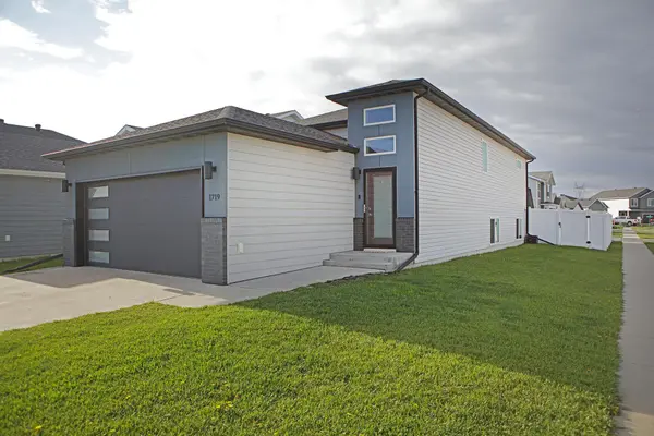 1719 67th AVE S, Fargo, ND 58104