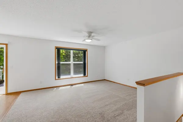 375 Wagon Wheel LN, Chaska, MN 55318
