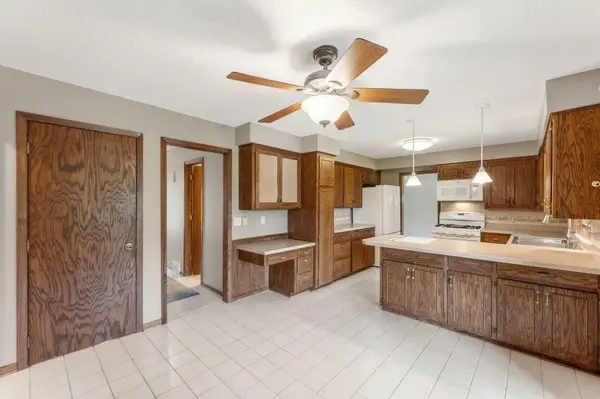 9125 40 1/2 AVE N, New Hope, MN 55427