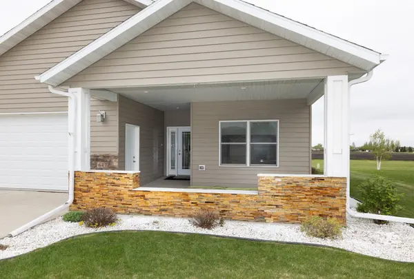 647 43 1/2 AVE S, Moorhead, MN 56560