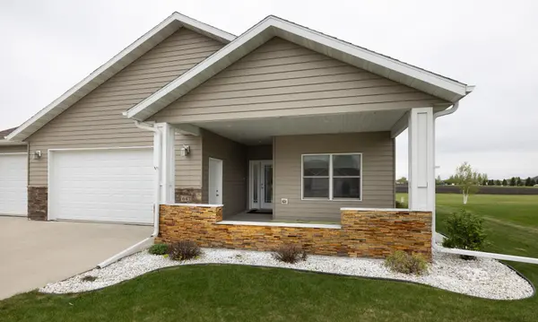 647 43 1/2 AVE S, Moorhead, MN 56560