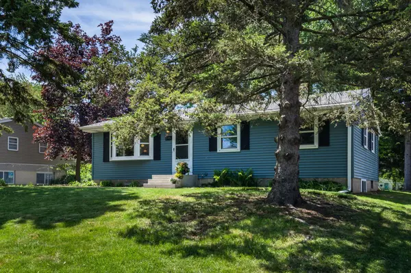 616 Esther LN, Woodbury, MN 55125