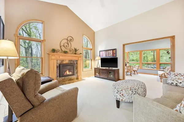 1360 Parkview DR, Chaska, MN 55318