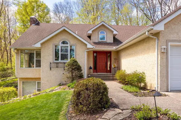 1360 Parkview DR, Chaska, MN 55318