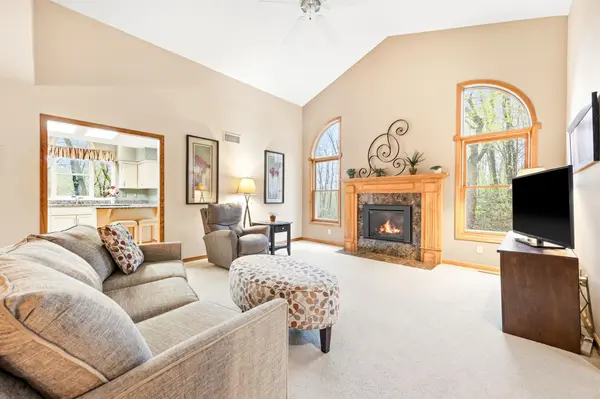 1360 Parkview DR, Chaska, MN 55318